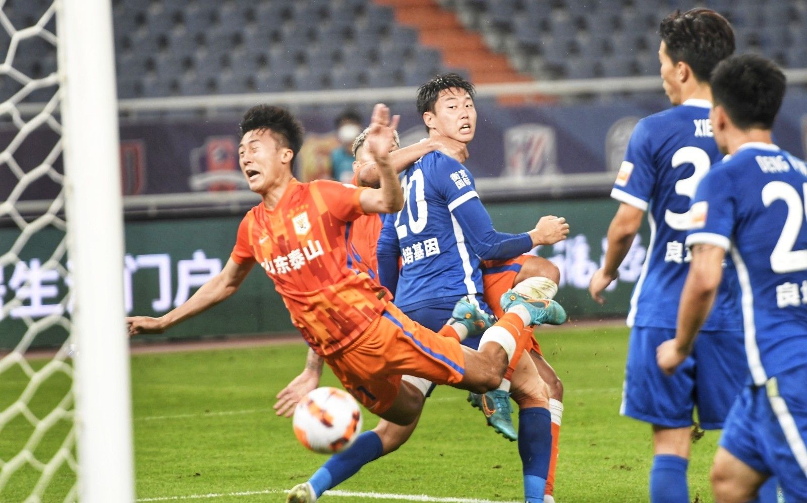 姆巴佩将带着一根手指骨折比赛，他的坚韧精神点燃球迷热情