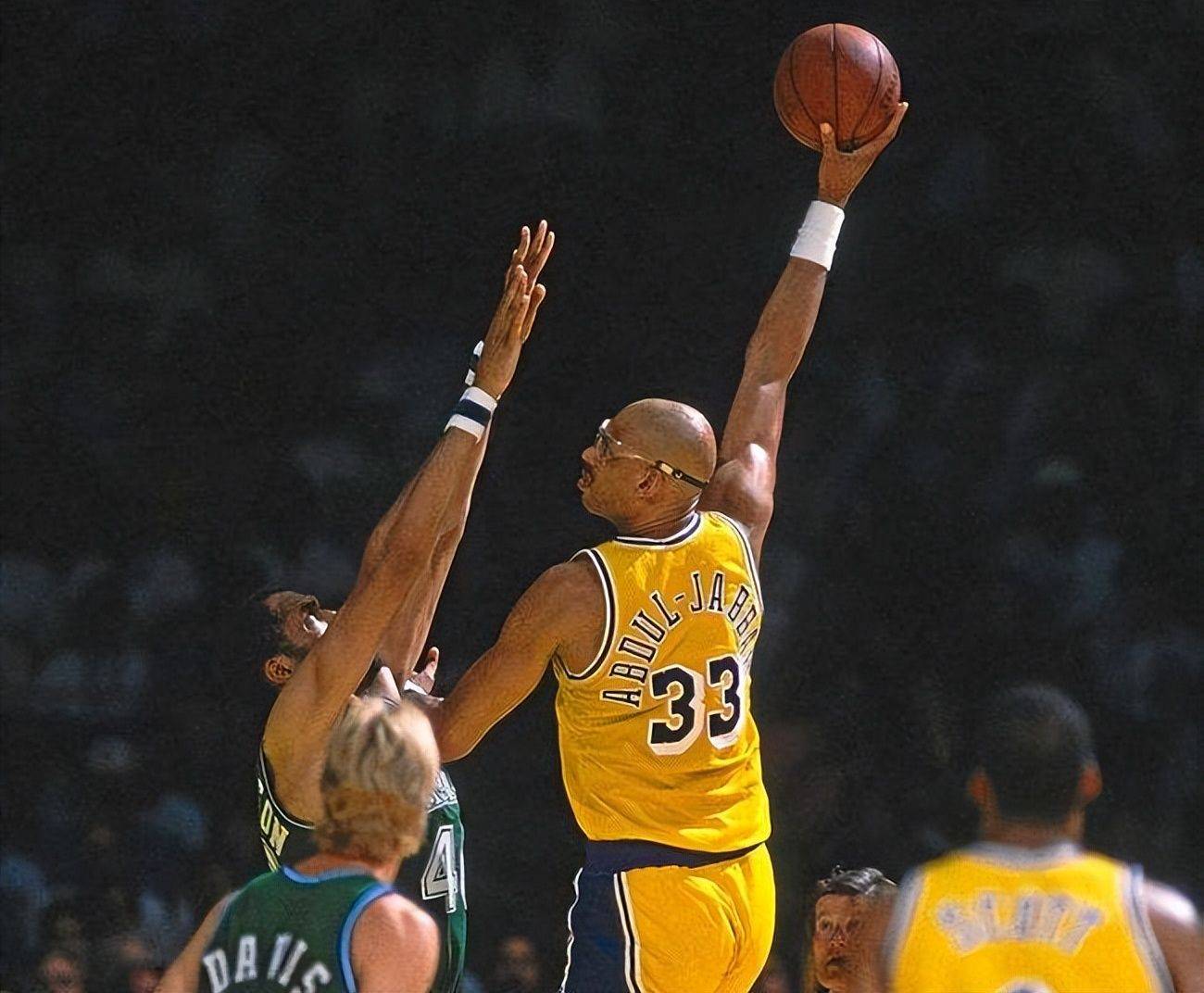 美国体育博彩丑闻：NBA教练和球员涉赌被捕