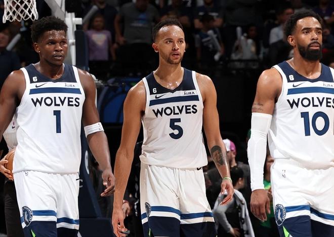 约翰逊29+9 丹尼尔斯三双率老鹰客场大胜掘金